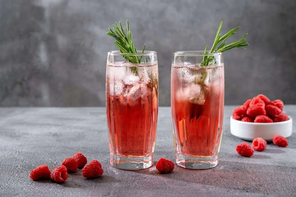Drinks made with raspberry syrup for cocktails